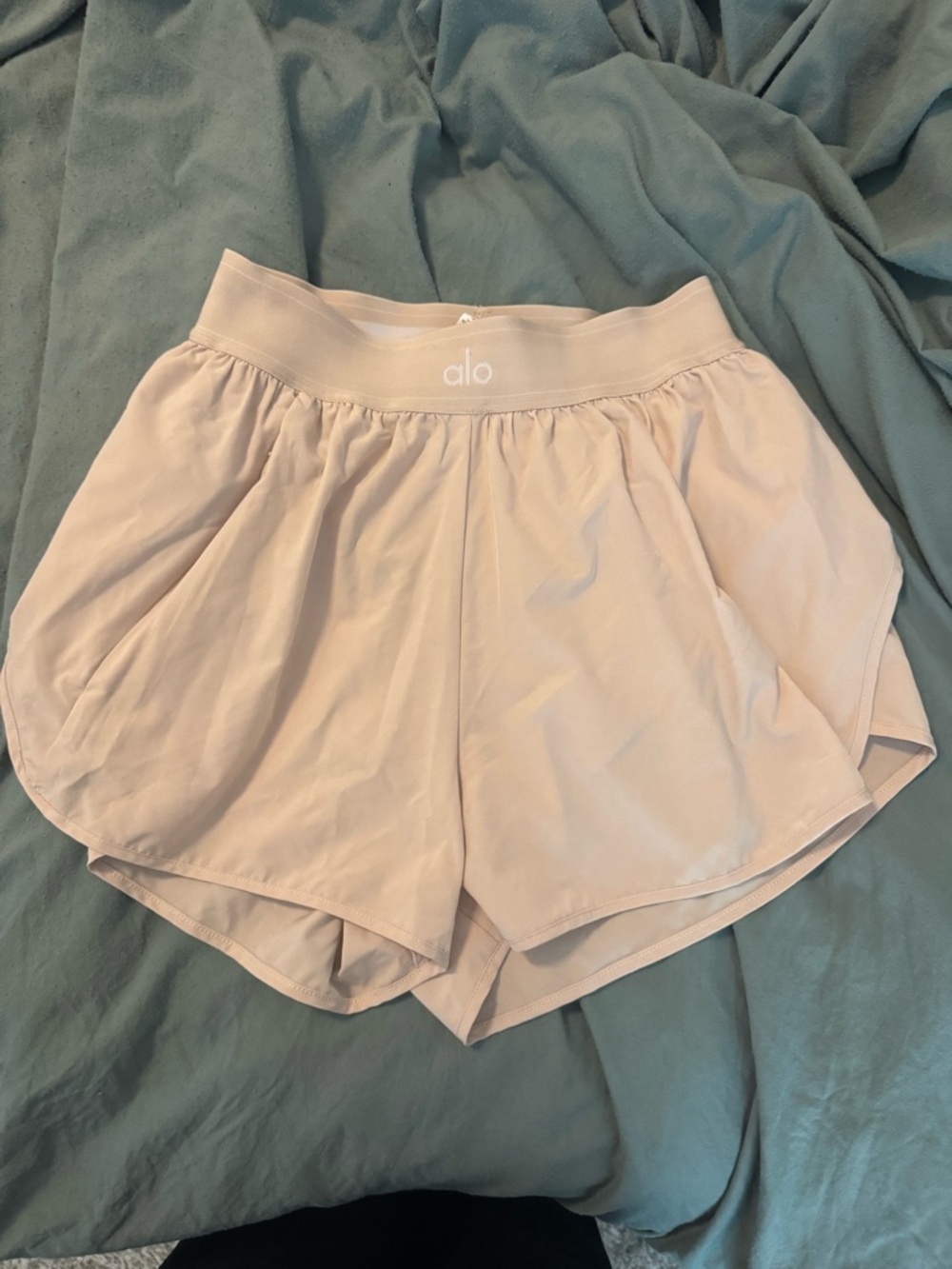 ALO Yoga Match Point Shorts in Macadamia